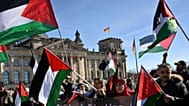 Menschen mit palästinensischen Flaggen protestieren vor dem Reichstag, Donnerstag, 16. März 2023