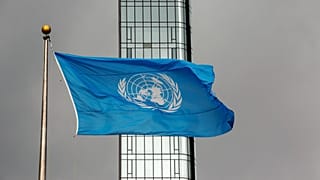La bandera de la ONU ondea en un día tormentoso durante la Asamblea General de las Naciones Unidas, el 22 de septiembre de 2022.