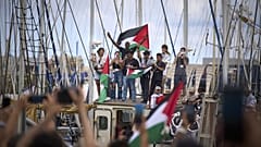 ناشطون على متن قارب يشارك في قافلة مدنية متجهة إلى غزة، تهدف إلى كسر الحصار الإسرائيلي وتوصيل المساعدات الإنسانية.