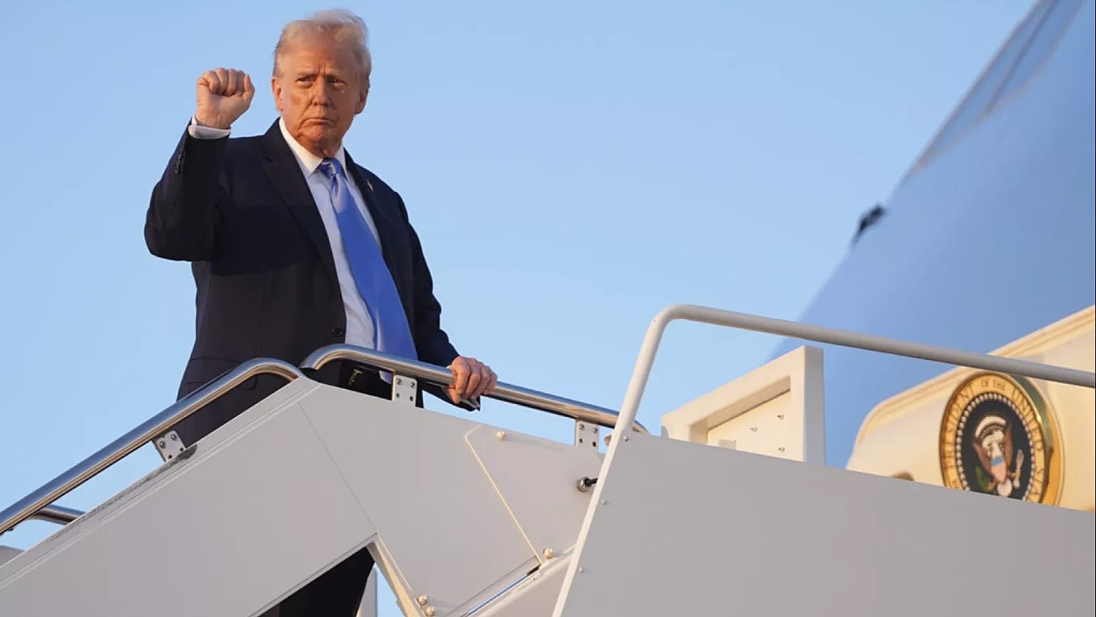 O Presidente Donald Trump a bordo do Air Force One na Base Conjunta de Andrews, segunda-feira, 22 de setembro de 2025, na Base Conjunta de Andrews, Md.