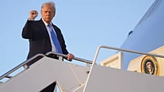 Ο πρόεδρος Ντόναλντ Τραμπ επιβιβάζεται στο Air Force One στην Κοινή Βάση Andrews, Δευτέρα 22 Σεπτεμβρίου 2025, στην Κοινή Βάση Andrews, Md.