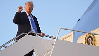 Президент Дональд Трамп садится в самолет Air Force One на объединенной базе Эндрюс, понедельник, 22 сентября 2025 года, на объединенной базе Эндрюс, штат Мэриленд.