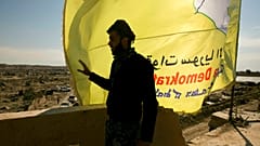 صورة تعبيرية لمقاتل من قوات سوريا الديمقراطية  المدعومة من الولايات المتحدة، على سطح مبنى يطل على الباغوز في سوريا