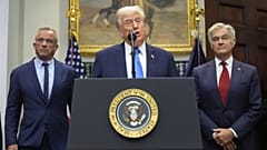Donald Trump ve Robert F. Kennedy Jr. Beyaz Saray'da otizmle ilgili açıklama yapıyor, 22 Eylül 2025