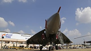عرض الطائرة القتالية الهندية المصممة والمطورة محليًا "تيجاس" خلال احتفالات مرور 75 عامًا على تأسيس شركة هندوستان أيرونوتيكس المحدودة في بنغالور، الهند،