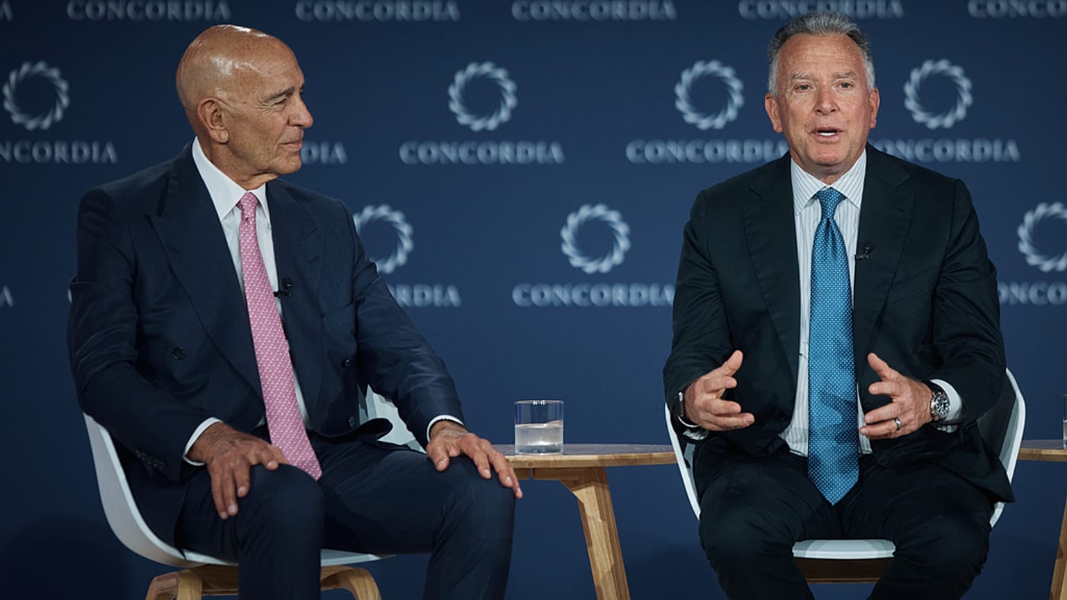 ABD Ankara Büyükelçisi ve Suriye Özel Temsilcisi Tom Barrack (solda), Concordia Yıllık Zirvesi'nde ABD Orta Doğu Özel Temsilcisi Steve Witkoff'u dinlerken, 24 Eylül 2025