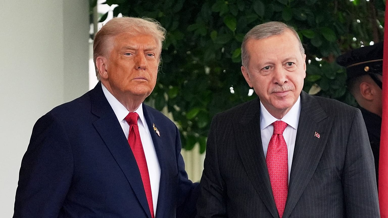 ABD Başkanı Donald Trump (solda), 25 Eylül 2025 Perşembe günü Washington'daki Beyaz Saray'da Türkiye Cumhurbaşkanı Recep Tayyip Erdoğan'la görüntüleniyor