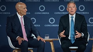 ABD Ankara Büyükelçisi ve Suriye Özel Temsilcisi Tom Barrack (solda), Concordia Yıllık Zirvesi'nde ABD Orta Doğu Özel Temsilcisi Steve Witkoff'u dinlerken, 24 Eylül 2025