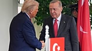الرئيس دونالد ترامب يحيي الرئيس التركي رجب طيب أردوغان في البيت الأبيض، يوم الخميس 25 سبتمبر 2025، في واشنطن.