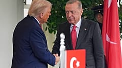 الرئيس دونالد ترامب يحيي الرئيس التركي رجب طيب أردوغان في البيت الأبيض، يوم الخميس 25 سبتمبر 2025، في واشنطن.