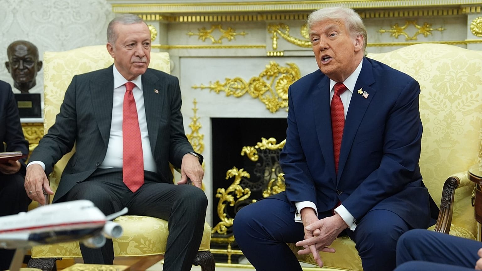 Başkan Donald Trump (sağda), 25 Eylül 2025 Perşembe günü Washington'daki Beyaz Saray'ın Oval Ofisi'nde Cumhurbaşkanı Recep Tayyip Erdoğan ile yaptığı görüşmede konuşuyor