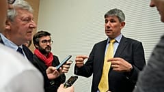 El secretario general de Caritas Internationalis, Alistair Dutton, atiende a los periodistas en el Vaticano, martes 16 de mayo de 2023. 