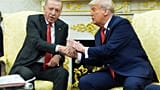 Ο Ντόναλντ Τραμπ ανταλλάσσει χειραψία με τον Ρετζέπ Ταγίπ Ερντογάν στο Οβάλ Γραφείο στον Λευκό Οίκο