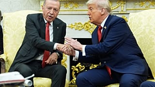 Ο Ντόναλντ Τραμπ ανταλλάσσει χειραψία με τον Ρετζέπ Ταγίπ Ερντογάν στο Οβάλ Γραφείο στον Λευκό Οίκο