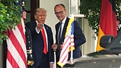 Präsident Donald Trump begrüßt Bundeskanzler Friedrich Merz am Donnerstag, 5. Juni 2025, im Weißen Haus in Washington