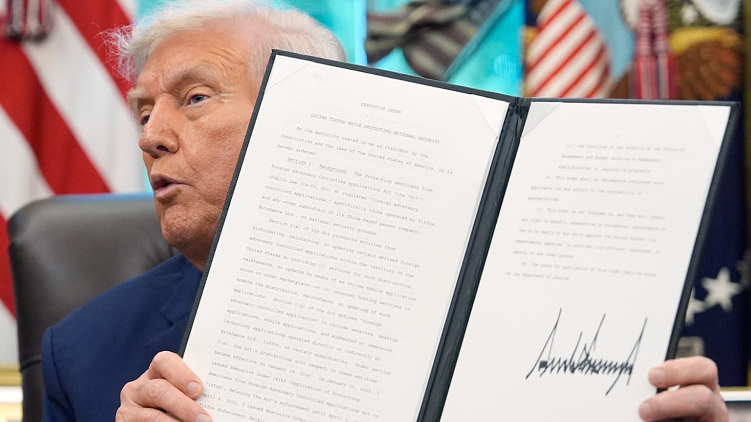 ABD Başkanı Donald Trump, TikTok ile ilgili imzaladığı başkanlık kararnamesini gösterirken, 25 Eylül 2025