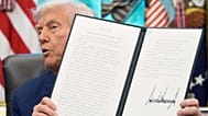 الرئيس دونالد ترامب يحمل أمرًا تنفيذيًا موقعًا بشأن تيك توك في المكتب البيضاوي بالبيت الأبيض، الخميس 25 سبتمبر 2025، في واشنطن. 