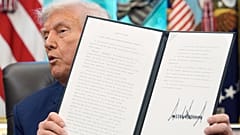 ABD Başkanı Donald Trump, TikTok ile ilgili imzaladığı başkanlık kararnamesini gösterirken, 25 Eylül 2025