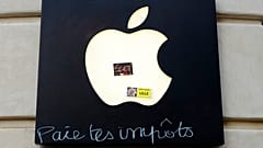 Γκράφιτι γραμμένο σε πινακίδα της Apple που γράφει "Πληρώστε τους φόρους σας", μπροστά από κατάστημα Apple κατά τη διάρκεια διαδήλωσης το 2019, στη Λιλ της Γαλλίας.