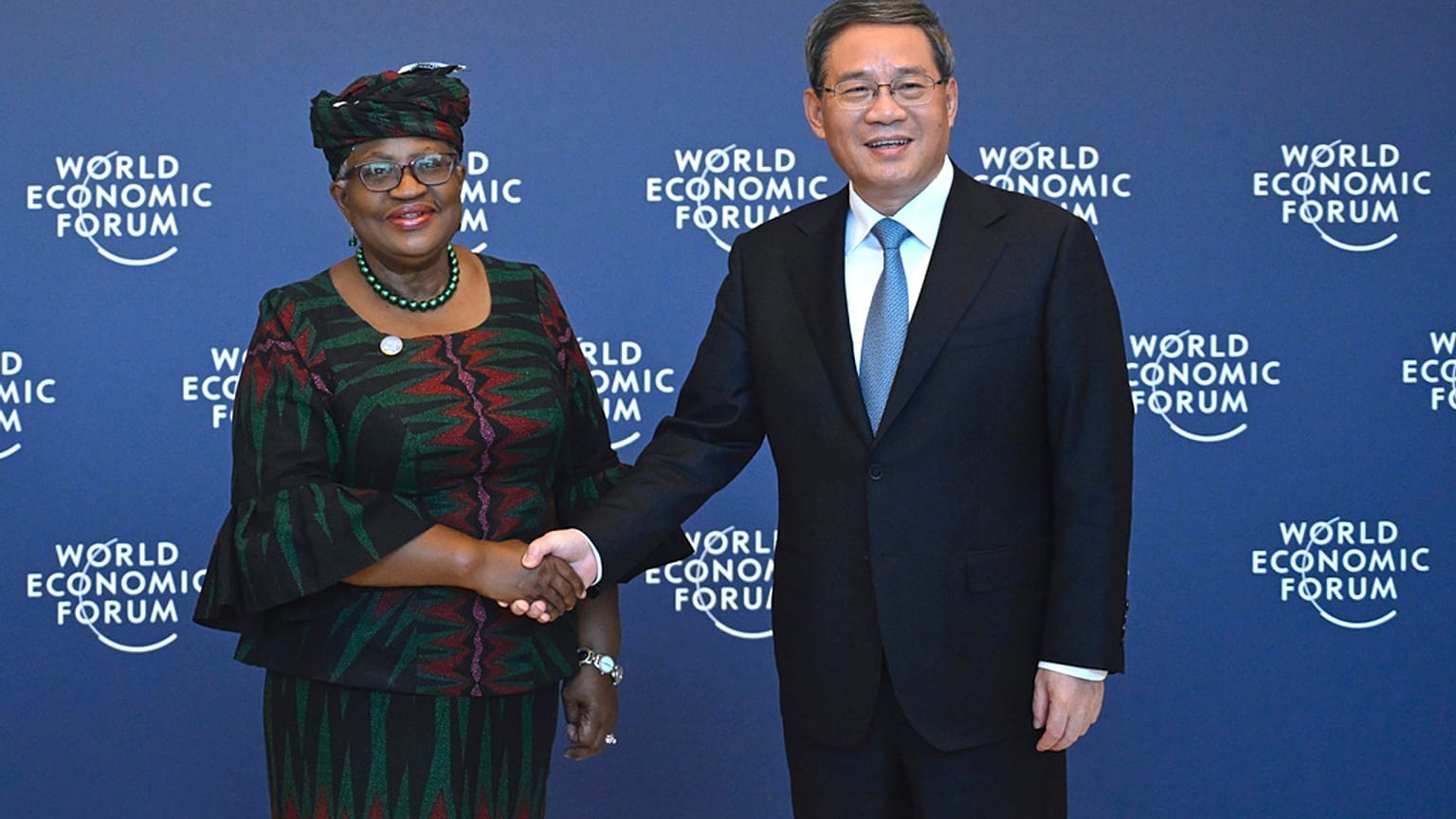 Çin Başbakanı Li Qiang, Dünya Ticaret Örgütü Genel Direktörü Ngozi Okonjo-Iweala ile el sıkışırken, 26 Haziran 2023 