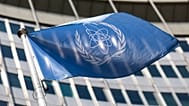 پرچم آژانس بین‌المللی انرژی اتمی (IAEA) در ورودی مرکز بین‌المللی وین در حال اهتزاز است