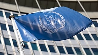 پرچم آژانس بین‌المللی انرژی اتمی (IAEA) در ورودی مرکز بین‌المللی وین در حال اهتزاز است