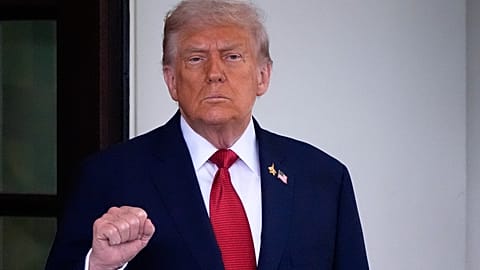 President Donald Trump walks out to greet Turkish President Recep Tayyip Erdogan at the White House, Washington. 25 Sept. 2025. 