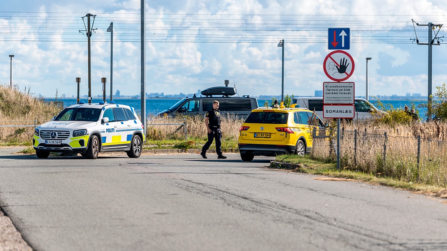 Die dänische Polizei und der dänische Inlandsnachrichtendienst PET sind am 23. September 2025 beim Flughafen Kopenhagen im Einsatz, nachdem Drohnen gesichtet wurden.