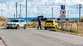 Die dänische Polizei und der dänische Inlandsnachrichtendienst PET sind am 23. September 2025 beim Flughafen Kopenhagen im Einsatz, nachdem Drohnen gesichtet wurden.