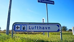 Znak w pobliżu lotniska w Aalborgu w Danii, czwartek, 25 września 2025 r.
