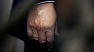 تُرى آثار مستحضرات التجميل على يد الرئيس الأميركي دونالد ترامب أثناء حديثه إلى الصحفيين على متن طائرة "إير فورس وان"، الأحد 21 أيلول/سبتمبر 2025. 