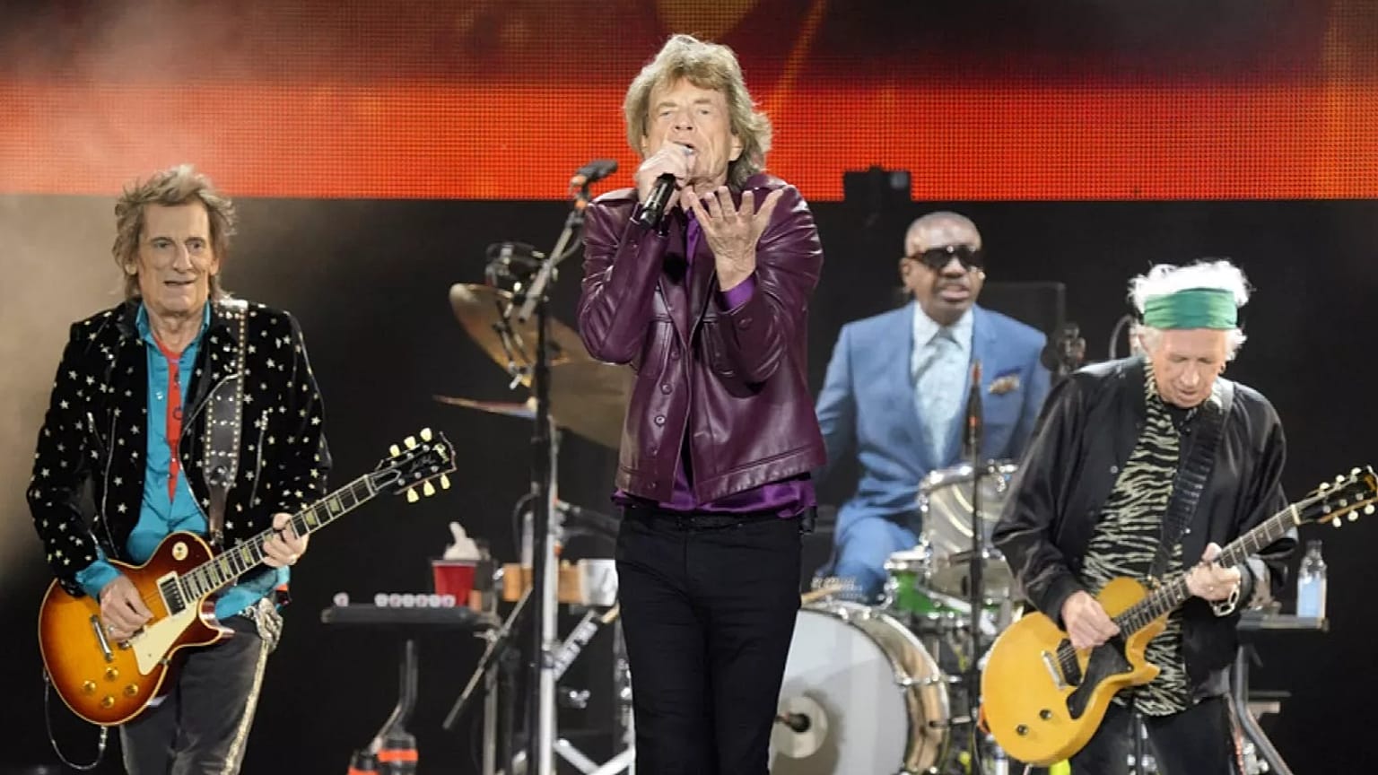Ronnie Wood, desde la izquierda, Mick Jagger, Steve Jordan y Keith Richards, de The Rolling Stones, actúan durante la gira 'Hackney Diamonds' el 27 de junio de 2024. 
