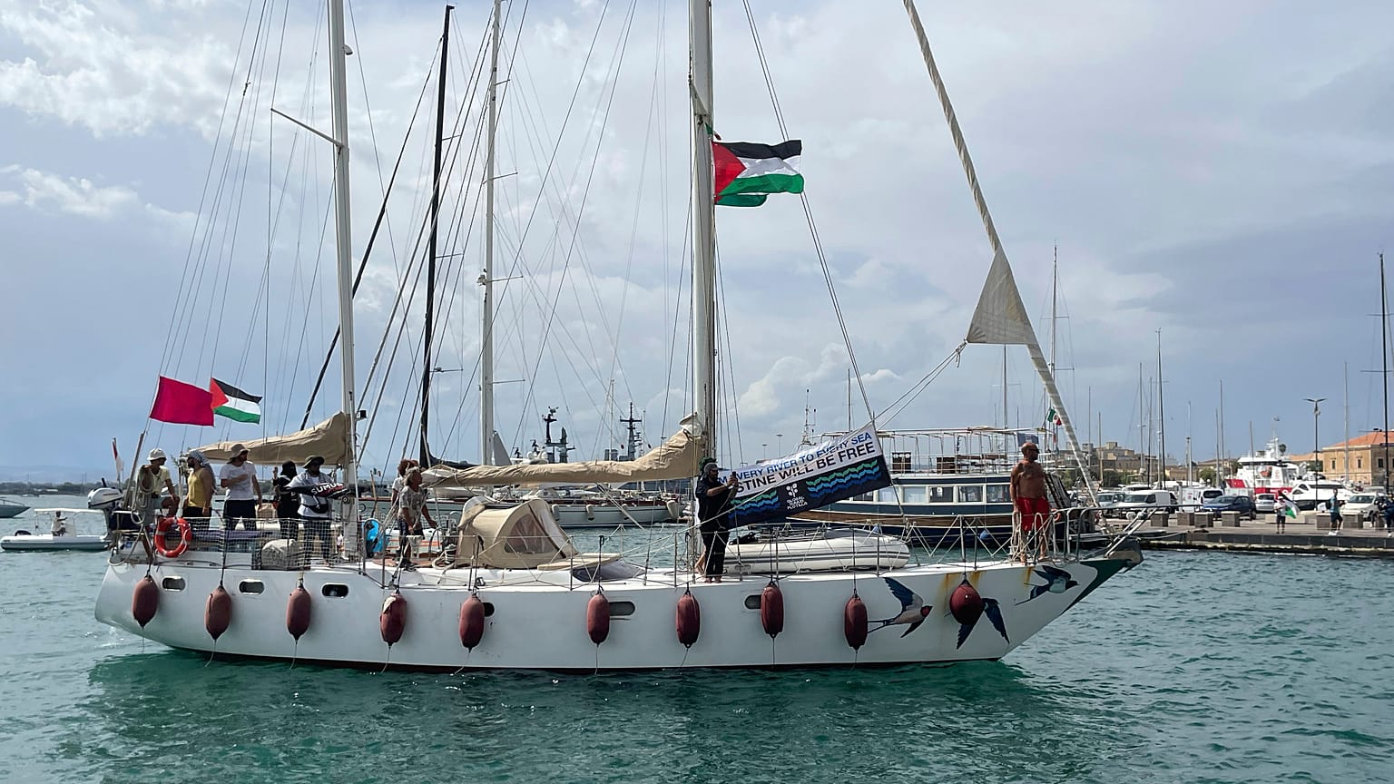 Ο ιταλικός στόλος της Global Sumud Flotilla αποπλέει από το λιμάνι των Συρακουσών, Ιταλία, την Πέμπτη 11 Σεπτεμβρίου 2025.