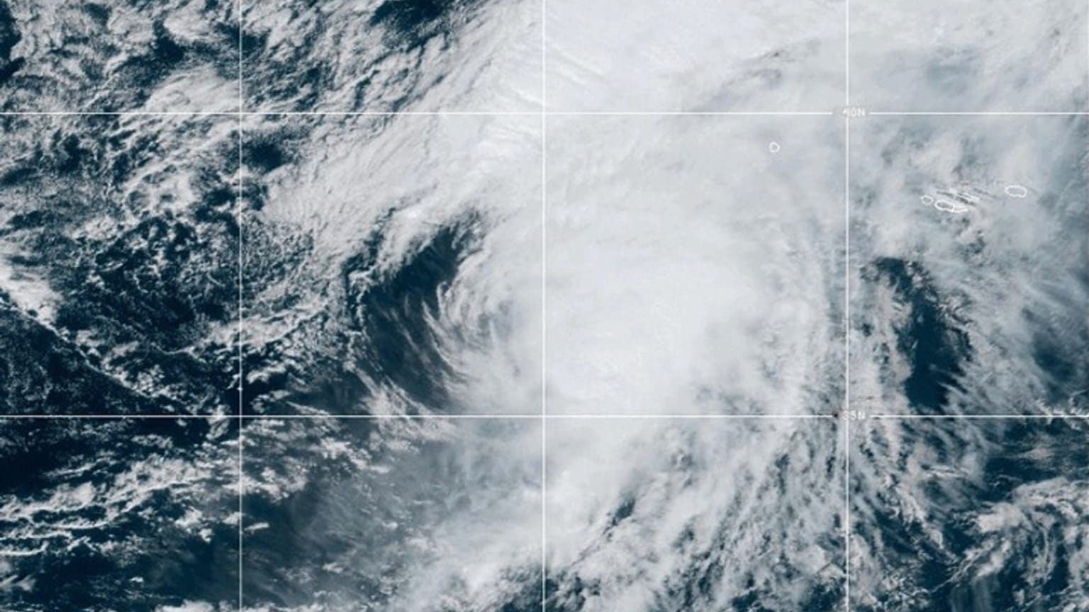 Esta imagem de satélite da NOAA tirada às 11h33 EST na quinta-feira, 25 de setembro de 2025, mostra o furacão Gabrielle no Oceano Atlântico Norte