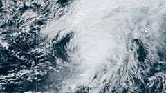 Αυτή η δορυφορική εικόνα της NOAA που τραβήχτηκε στις 11:33 π.μ. EST την Πέμπτη, 25 Σεπτεμβρίου 2025, δείχνει τον τυφώνα Gabrielle στον Βόρειο Ατλαντικό Ωκεανό