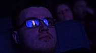 ARCHIVO: El presidente ruso Vladimir Putin se refleja en las gafas de un hombre mientras ve la transmisión del discurso del estado de la nación de Putin, San Petersburgo, 29 de febrero de 2024.