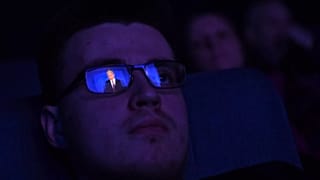 ARCHIVO: El presidente ruso Vladimir Putin se refleja en las gafas de un hombre mientras ve la transmisión del discurso del estado de la nación de Putin, San Petersburgo, 29 de febrero de 2024.