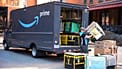 ΑΡΧΕΙΟ. Ένας οδηγός της Amazon Prime κάνει μια παράδοση έξω από ένα πολυκατοικία στο Πίτσμπουργκ. 10 Μαρτίου 2025.