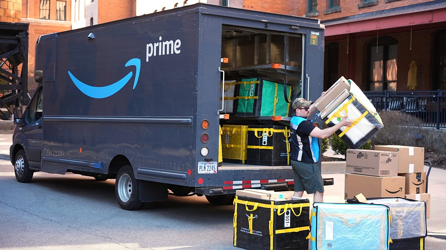 DOSYA. Bir Amazon Prime sürücüsü, Pittsburgh'daki bir apartman binasının önünde teslimat yapıyor. 10 Mart 2025.