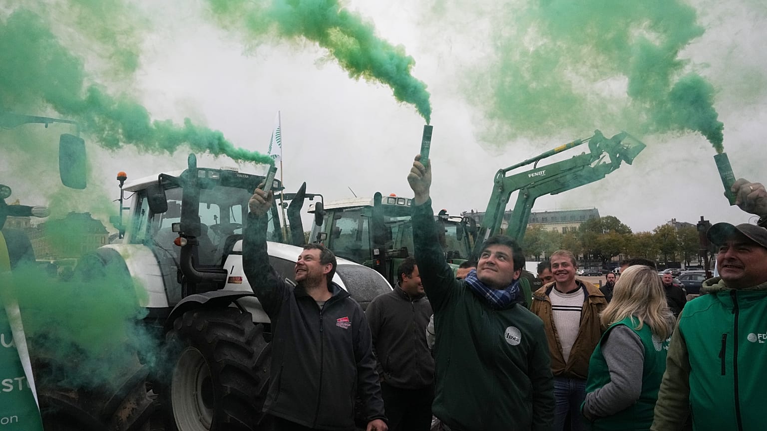Des dizaines de tracteurs sont garés devant le château de Versailles (Yvelines), le 26 septembre 2025