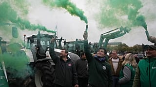 Des dizaines de tracteurs sont garés devant le château de Versailles (Yvelines), le 26 septembre 2025