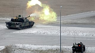 Un char Leclerc tire un obus lors d'un exercice militaire au dans un camp militaire près de Reims, en 2018