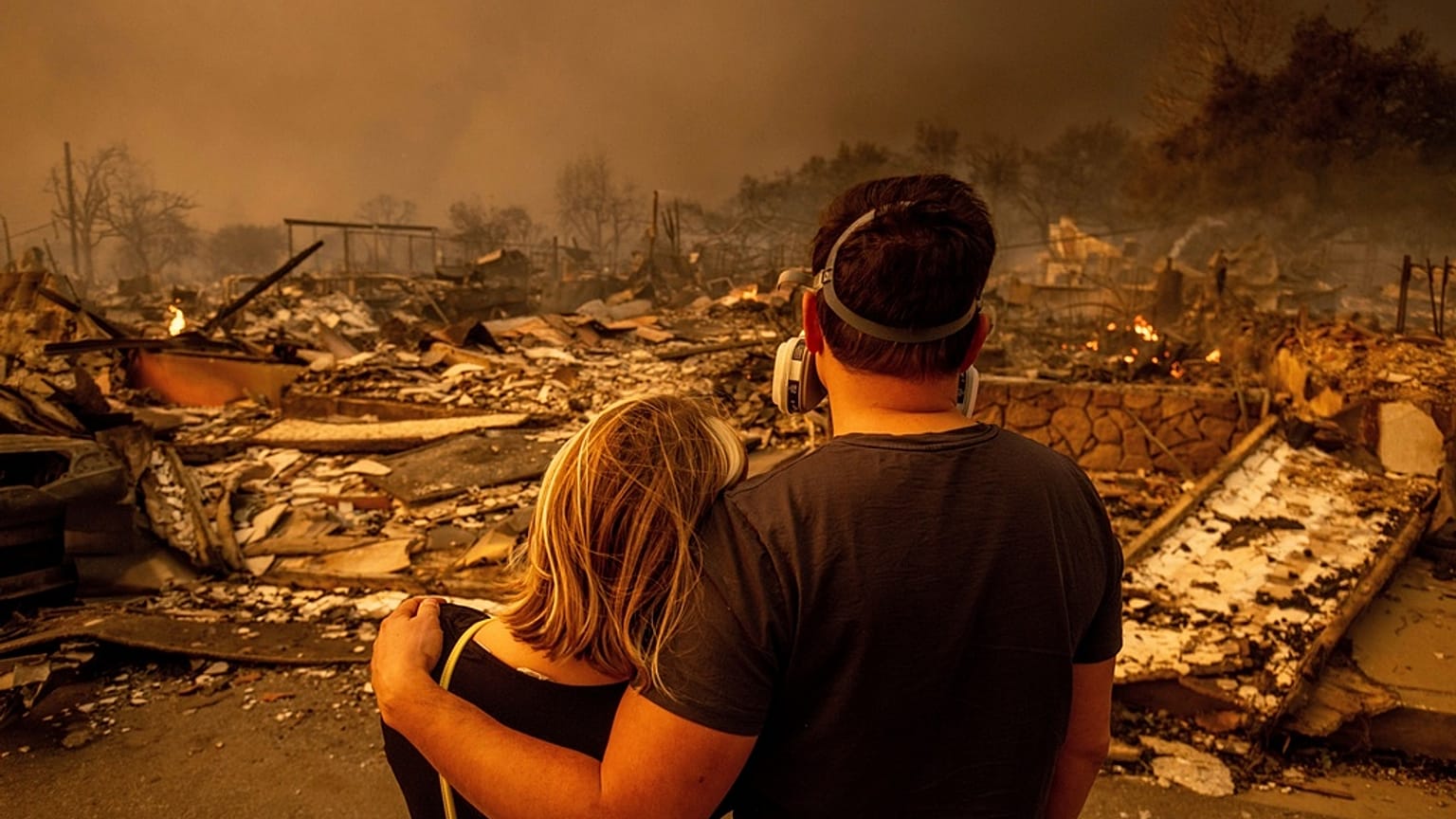 A leégett otthonát néző pár, Kalifornia, 2025.01.08.