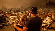 A leégett otthonát néző pár, Kalifornia, 2025.01.08.