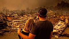 A leégett otthonát néző pár, Kalifornia, 2025.01.08.