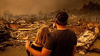 A leégett otthonát néző pár, Kalifornia, 2025.01.08.