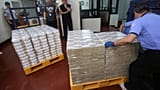 I lavoratori spostano mazzi di contanti mentre la banca centrale pianifica di fornire fondi alle banche commerciali. 10/09/2019