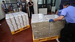 Arbeiter bewegen Geldbündel, während die Zentralbank plant, Geschäftsbanken mit Mitteln zu versorgen. 10.09.2019