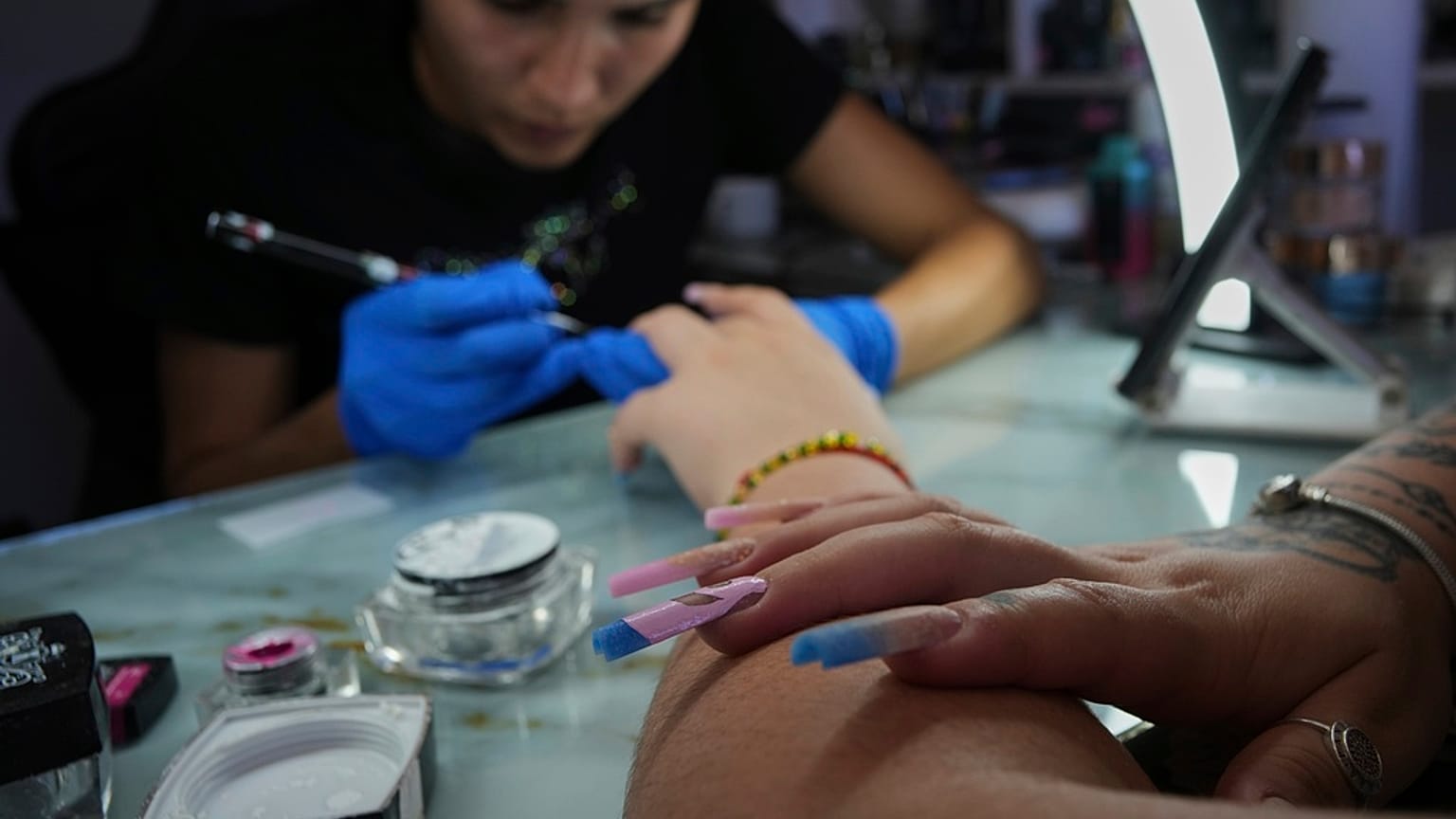 Esta sustancia para uñas de gel está prohibida en Europa desde el 1 de septiembre.