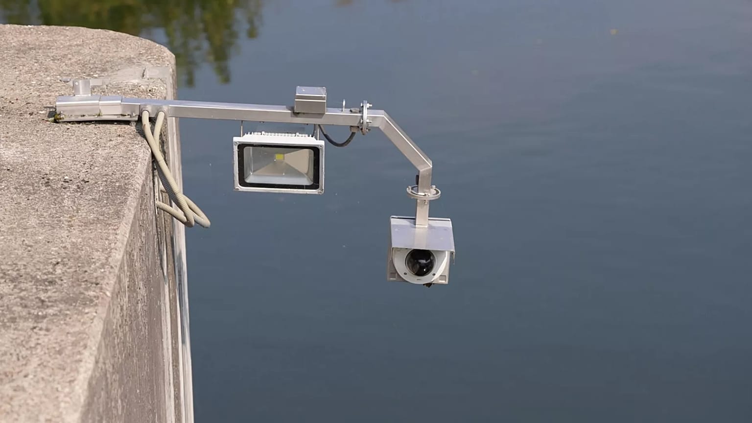 Primo piano di una telecamera e dei sensori sulla diga